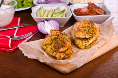 kızarmış tavuk eti ahşap tahta ve diğer gıda