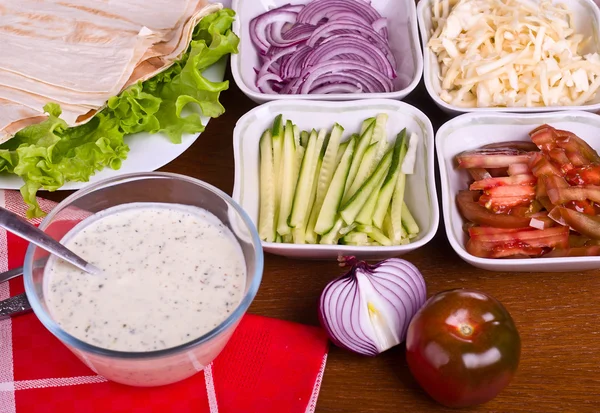 Såsen och mängd grönsaker för matlagning shawarma — Stockfoto