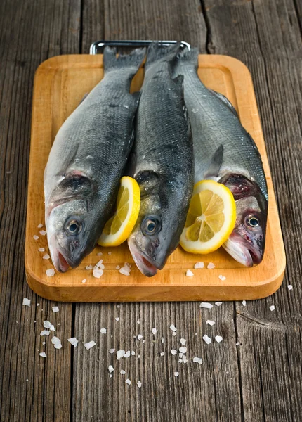 Sea Bass с солью — стоковое фото