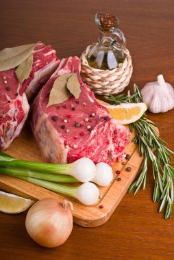 çiğ et baharatlar ile