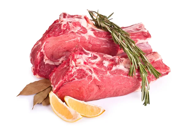 Rohes Fleisch, Zitrone und Gewürze isoliert — Stockfoto