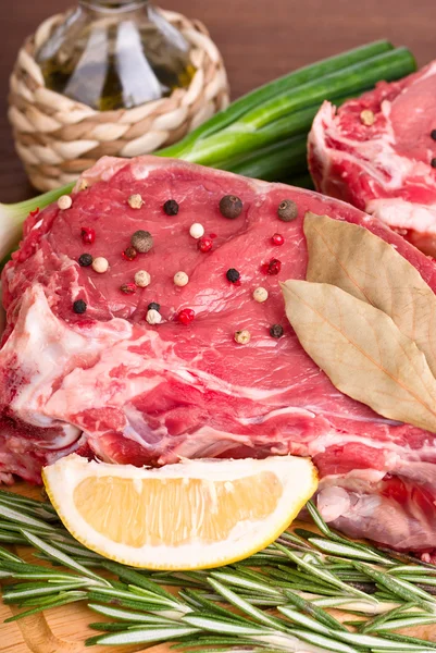 Carne cruda con rosmarino, primo piano — Foto Stock