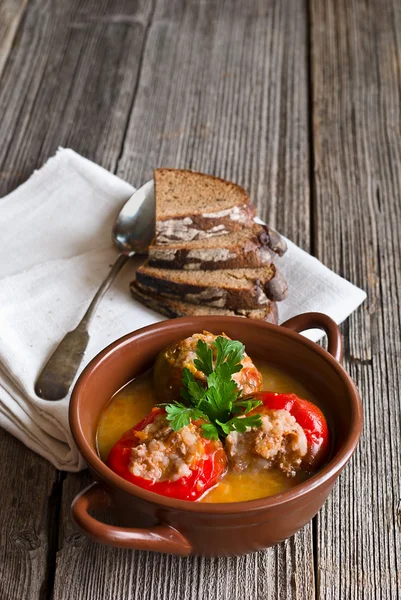Gevulde paprika met vlees en brood — Stockfoto