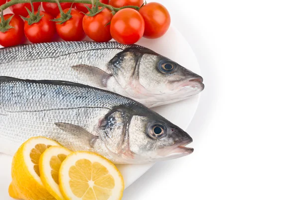 Frischer roher Fisch auf einem Teller — Stockfoto