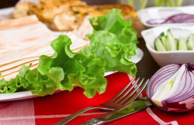 Taze yeşil marul salatası yakın plan.