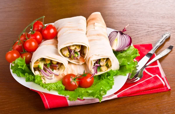 Hot fresh and tasty shawarma with vegetables — Stock Photo, Image