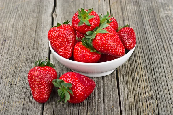 Erdbeeren in einer Schüssel in Großaufnahme — Stockfoto