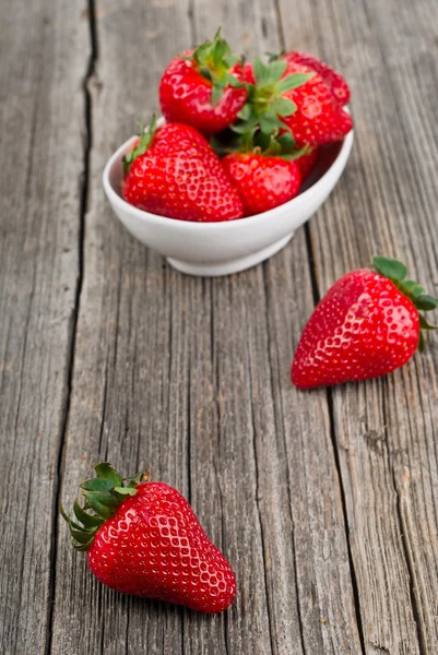 Erdbeeren in einer Schüssel, selektiver Fokus — Stockfoto