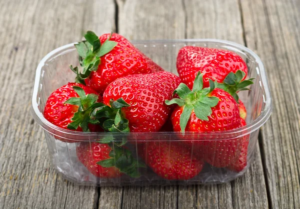 Bandeja de plástico con fresas — Foto de Stock