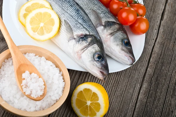 Gedämpfter Seebarsch mit Salz, Zitrone und Tomate — Stockfoto