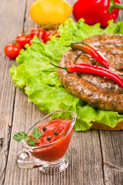 geleneksel ev yapımı sosis ve sebze