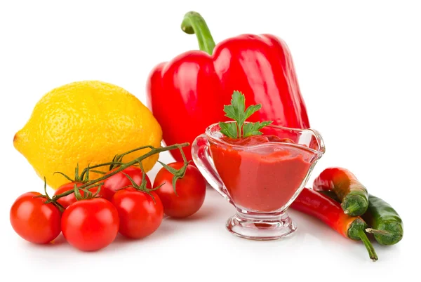 Tomatensaus met peterselie blad en groenten — Stockfoto
