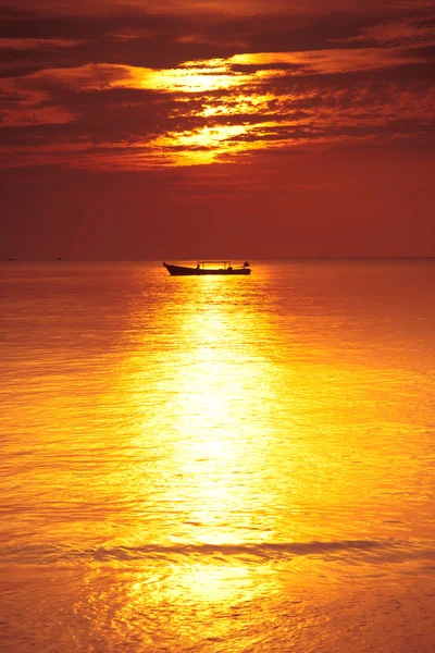 Deniz gün batımında tekne — Stok fotoğraf