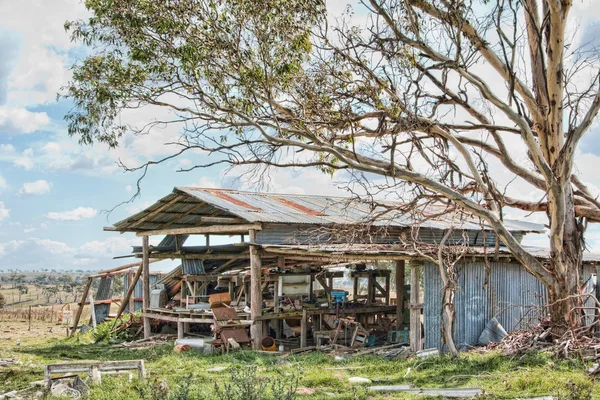 Ayrı düşen eski çiftlik döken — Stok fotoğraf