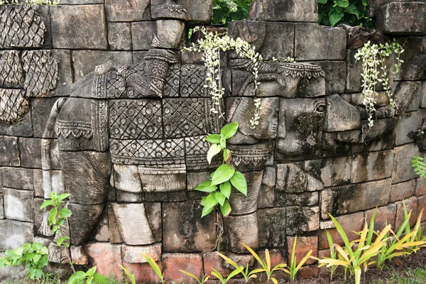 Éléphant dans un vieux mur de pierre — Photo