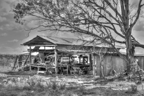 Velho galpão da fazenda caindo aos pedaços — Fotografia de Stock