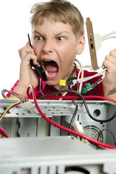 Naprawa komputera. młody człowiek wzywa do wsparcia technicznego. — Zdjęcie stockowe