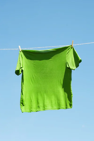 Grünes T-Shirt. — Stockfoto