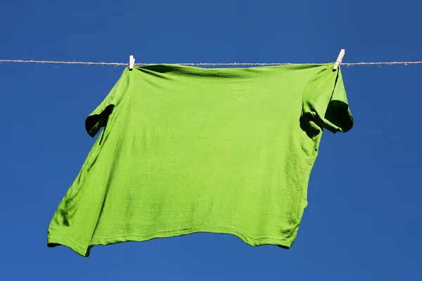 Grünes T-Shirt. — Stockfoto