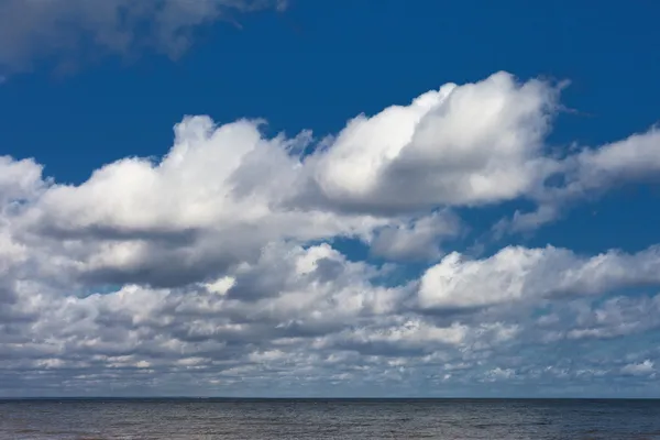 Wolken über dem Meer. — Stockfoto