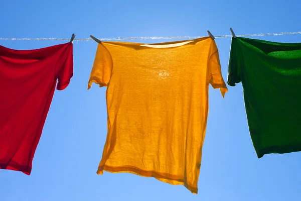 Košile na prádelní šňůru. — Stock fotografie