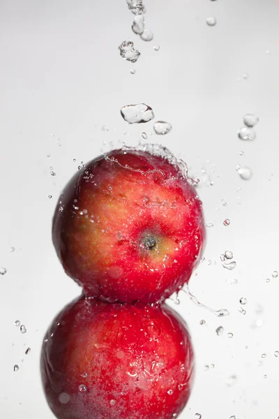 Agua sobre manzana . — Foto de Stock