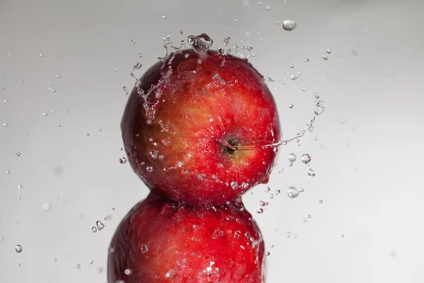 Agua sobre manzana . —  Fotos de Stock