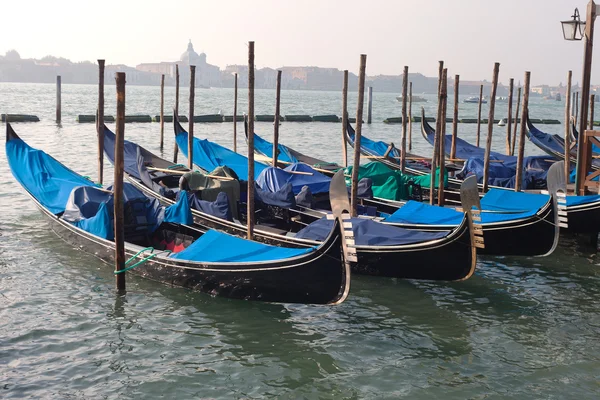 Venedik, İtalya 'da Gondollar. — Stok fotoğraf