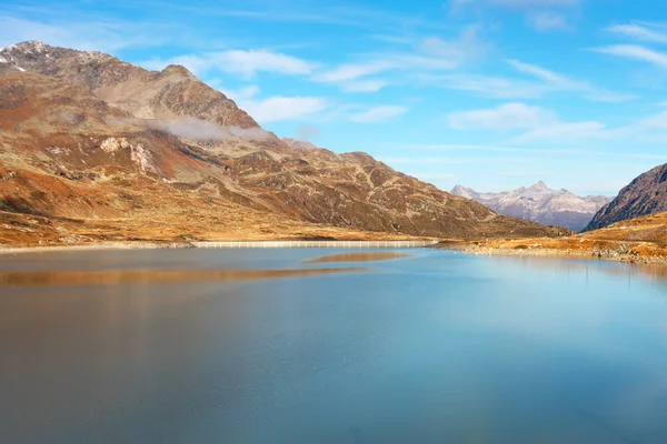 Bernina gölde Alpler'de geçmek. — Stok fotoğraf