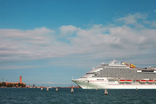 Het schip in de Venetiaanse lagune. — Stockfoto