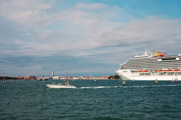 Het schip in de Venetiaanse lagune. — Stockfoto