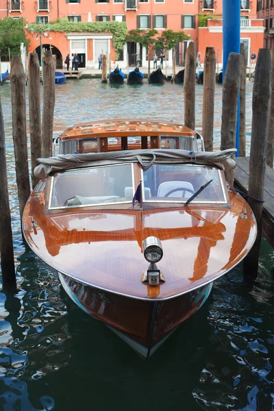 Лодка в Венеции, Италия . — стоковое фото