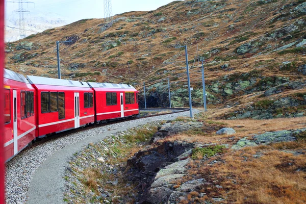 Trainen in Alpen. — Stockfoto