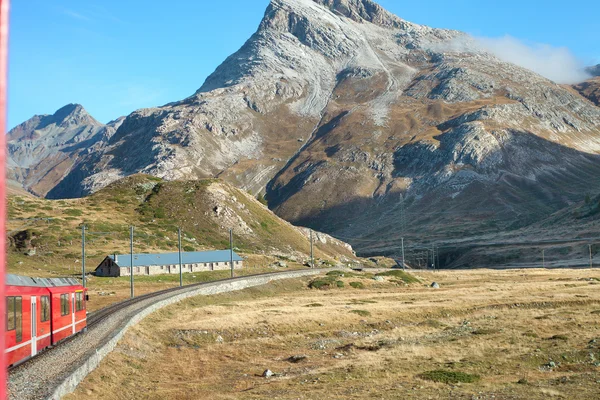 Comboio em Alpes . — Fotografia de Stock