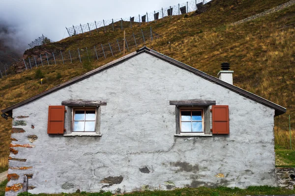 Bâtiment dans les Alpes . — Photo