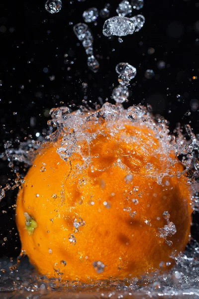 Naranja y agua . — Foto de Stock