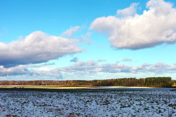 Snowy field and cloudy sky. — Stock Photo, Image