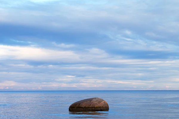 Piedra en el mar . — Foto de Stock