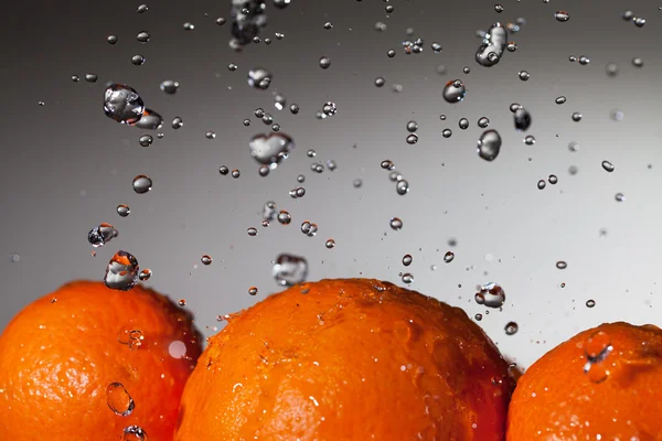 Laranjas e água . — Fotografia de Stock