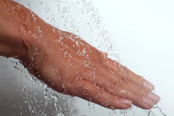 Hand und Wasser. — Stockfoto