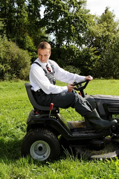 Man och gräsklipparen. — Stockfoto