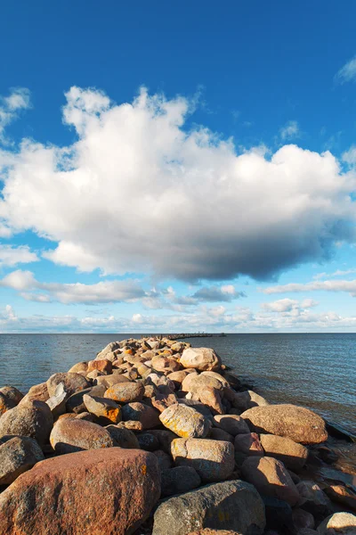 Breakwater e nuvem . — Fotografia de Stock