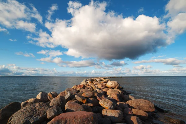 Wellenbrecher und Wolke. — Stockfoto