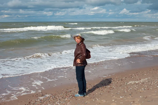 Turista en el mar . — Foto de Stock