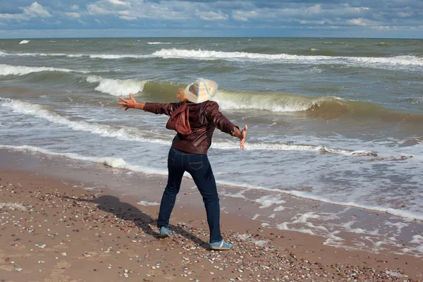 Turista en el mar . — Foto de Stock