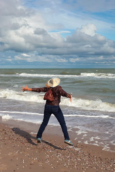 Turista en el mar . — Foto de Stock