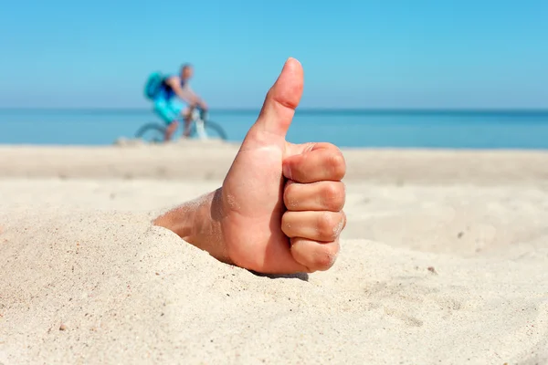 Mão e praia . — Fotografia de Stock