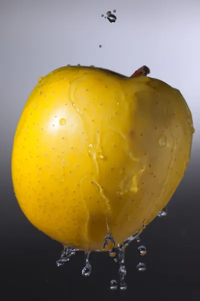 Manzana amarilla . — Foto de Stock