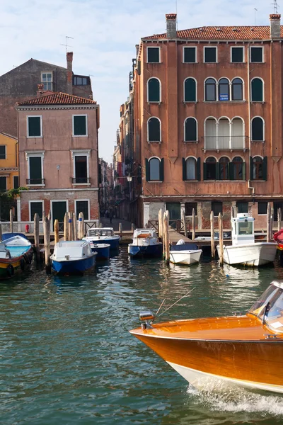 Båtar i venis, italy. — Stockfoto