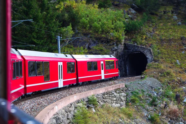 Поезд в Альпах . — стоковое фото